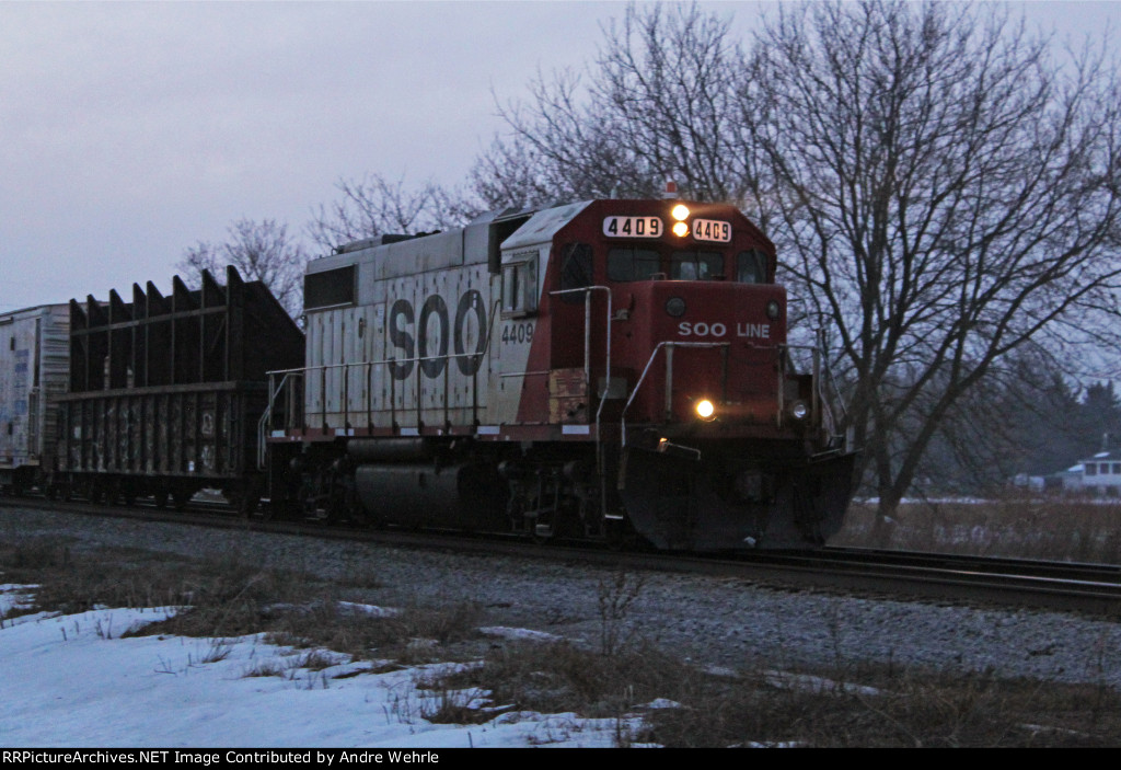 SOO 4409 with a burnt out conductor's side ditchlight is G67's power today